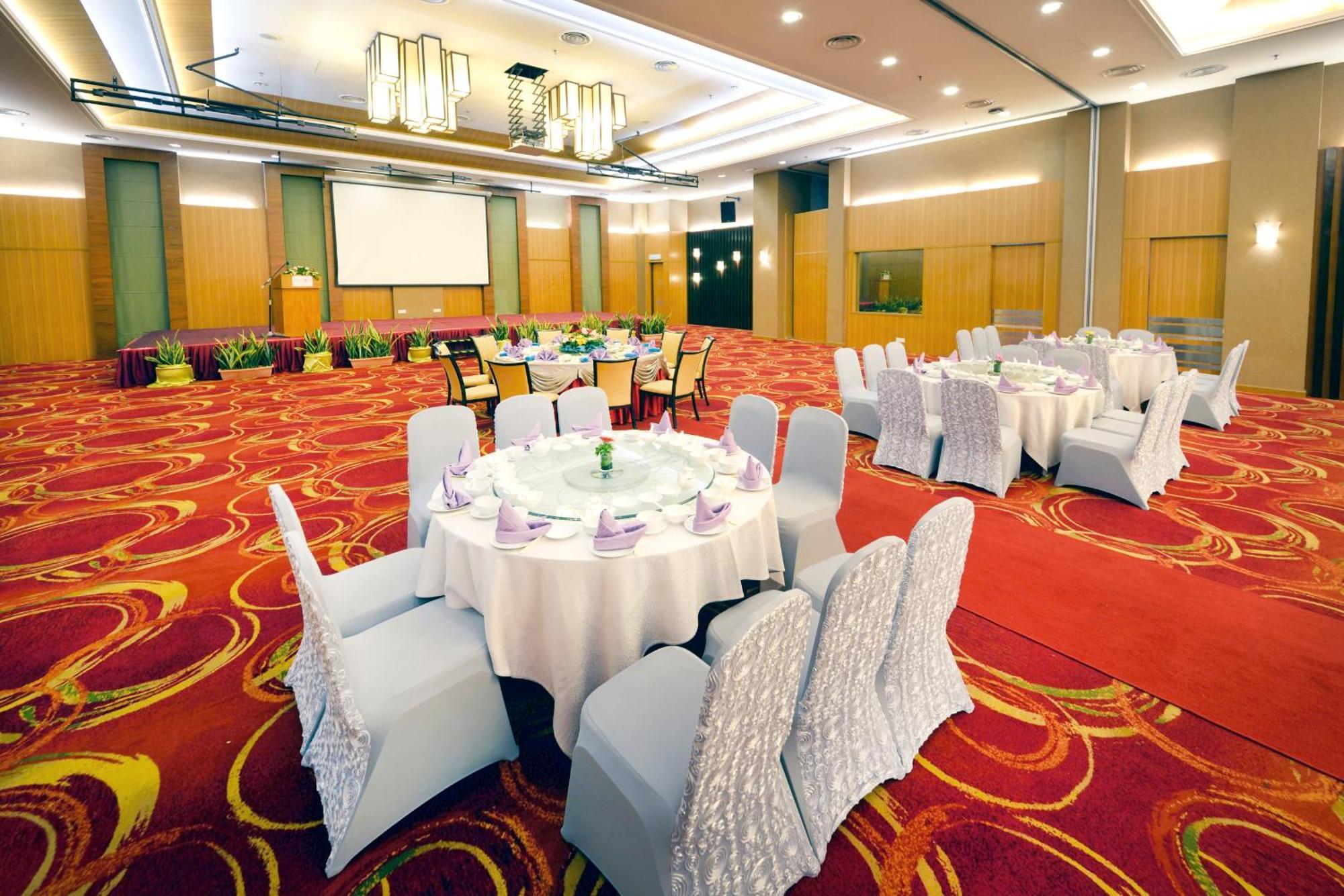 Отель Grand Lexis Порт-Диксон Экстерьер фото The ballroom of the hotel