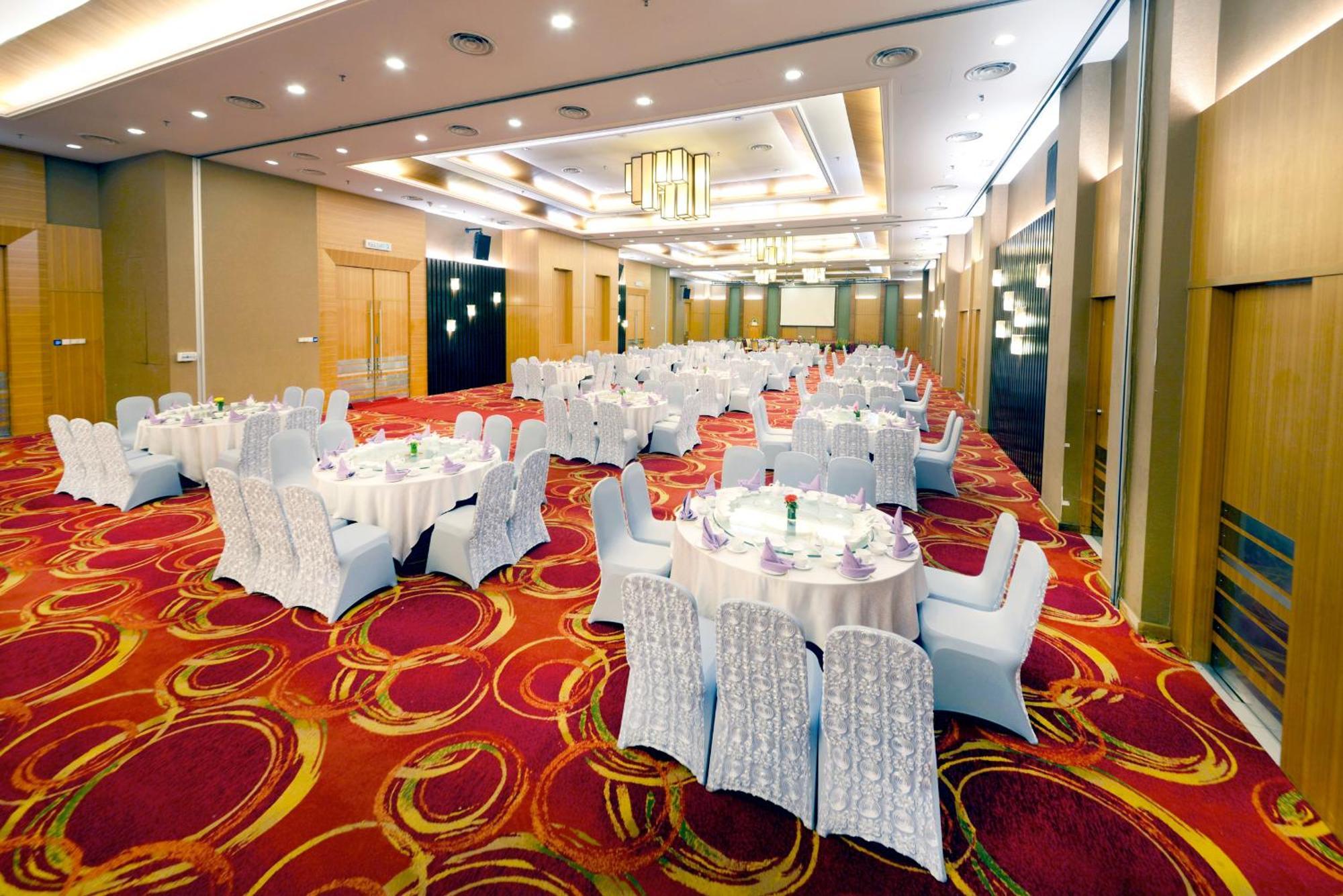 Отель Grand Lexis Порт-Диксон Экстерьер фото The ballroom of the hotel