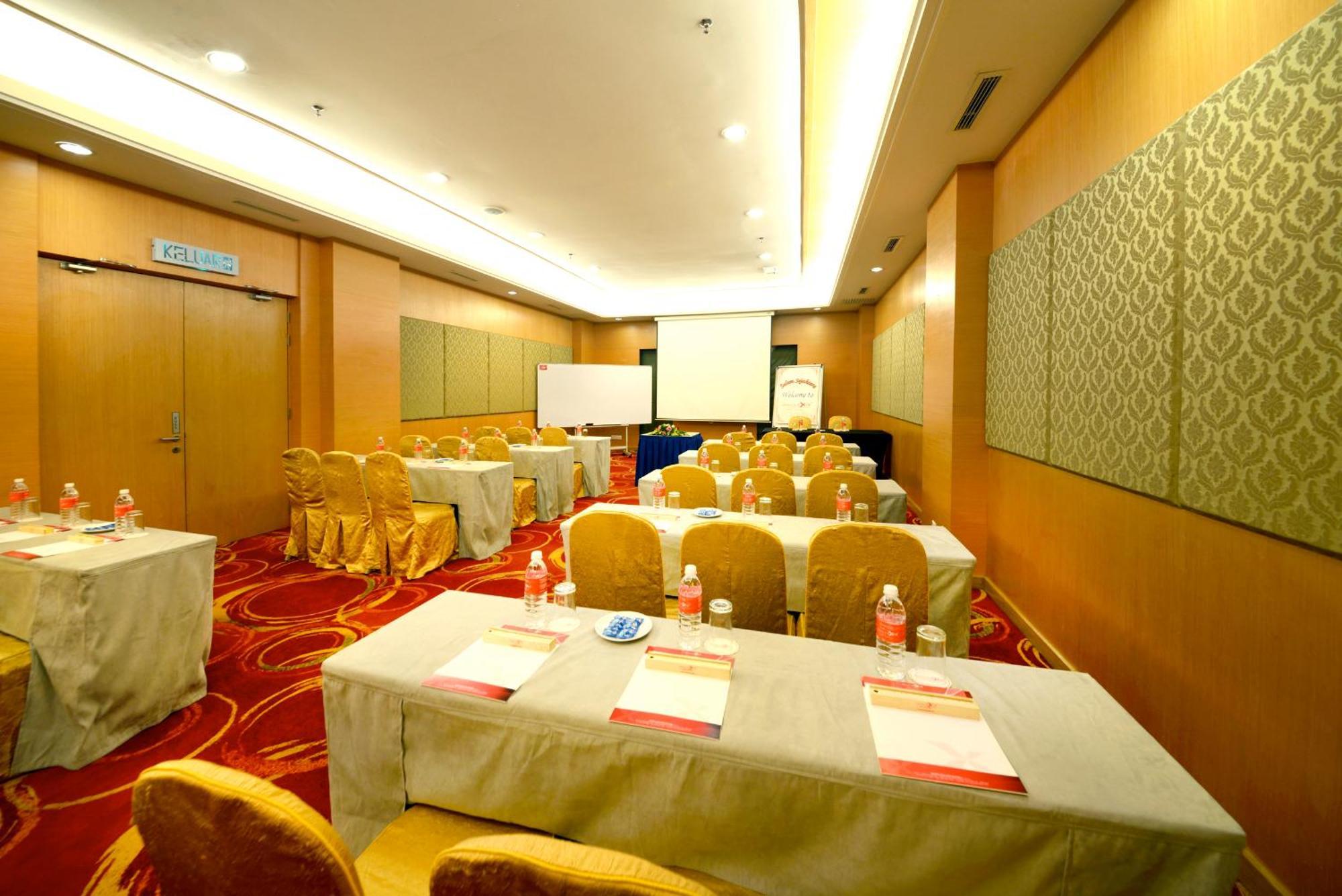 Отель Grand Lexis Порт-Диксон Экстерьер фото Meeting room