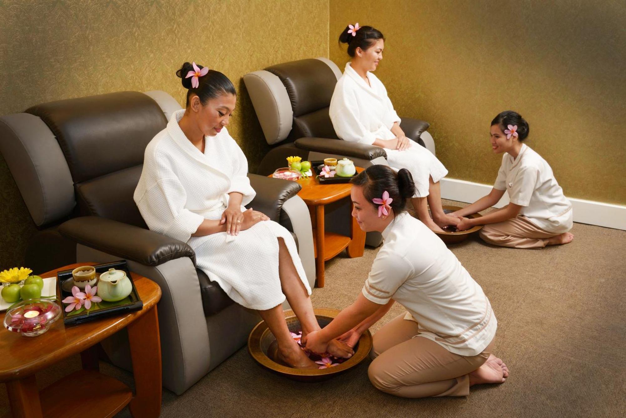 Отель Grand Lexis Порт-Диксон Экстерьер фото Thai foot massage