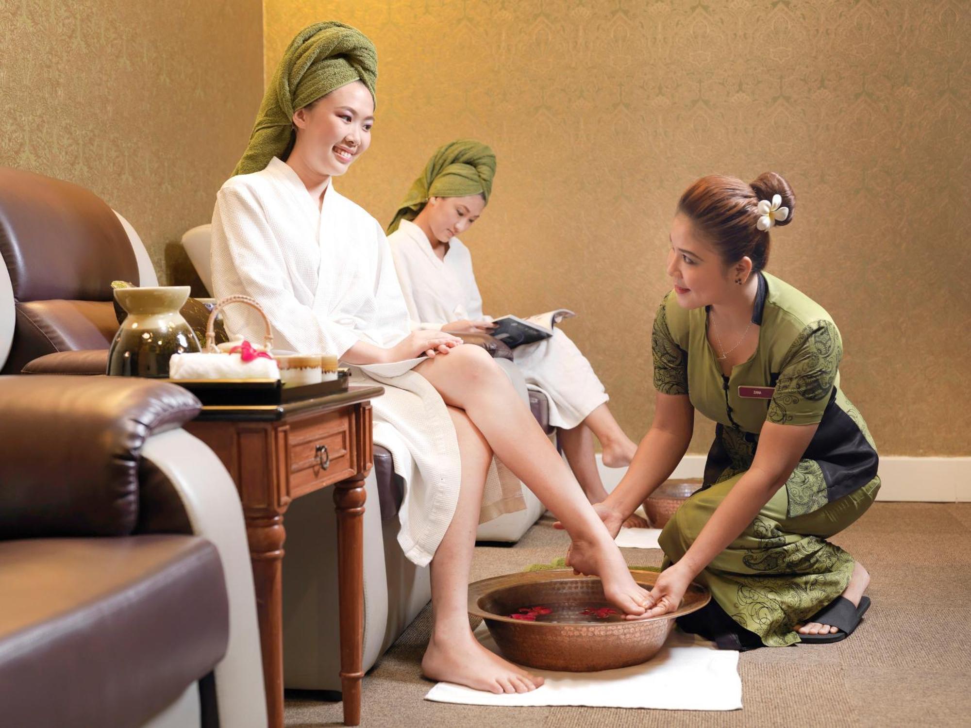 Отель Grand Lexis Порт-Диксон Экстерьер фото Thai spa