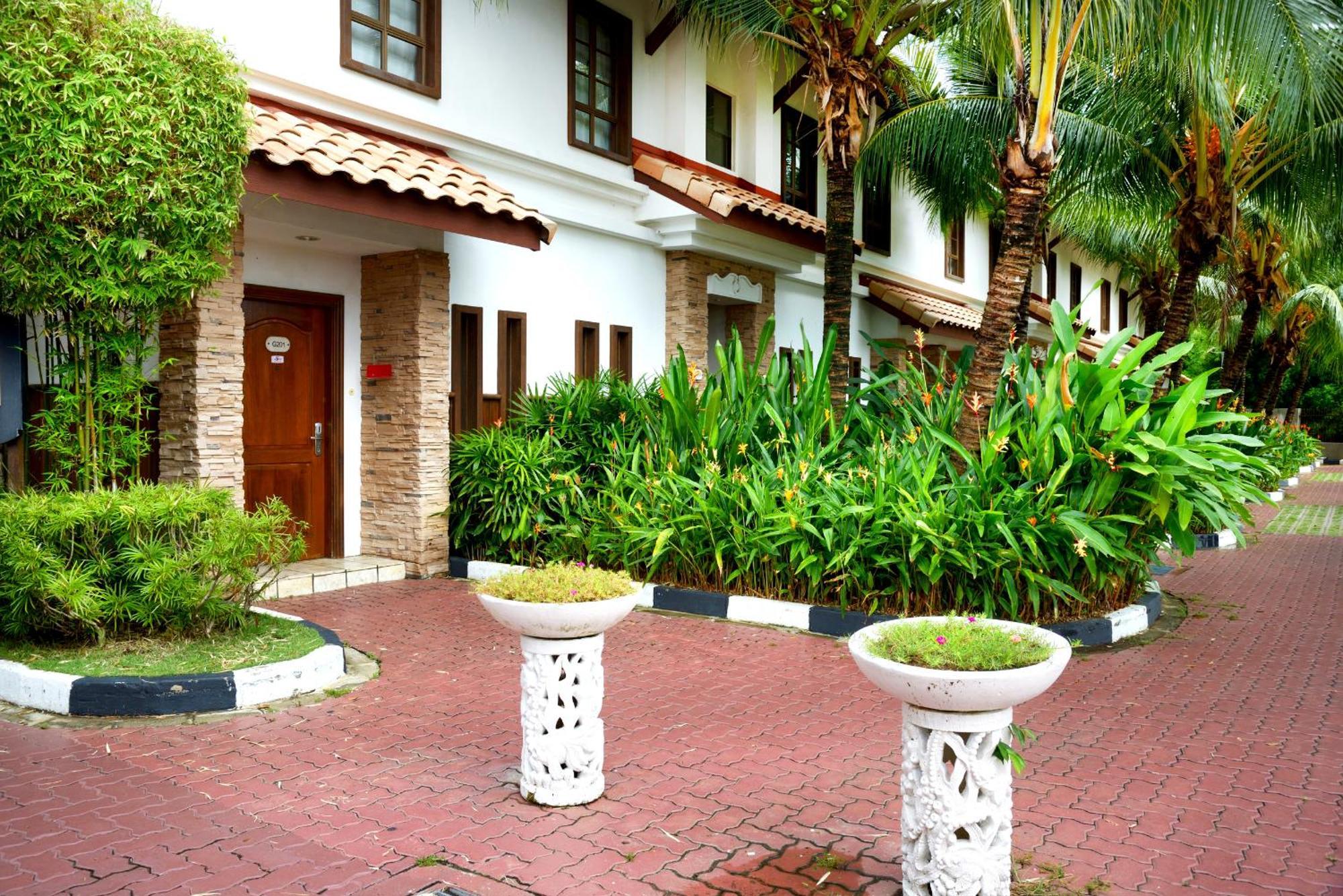Отель Grand Lexis Порт-Диксон Экстерьер фото The hotel's exterior