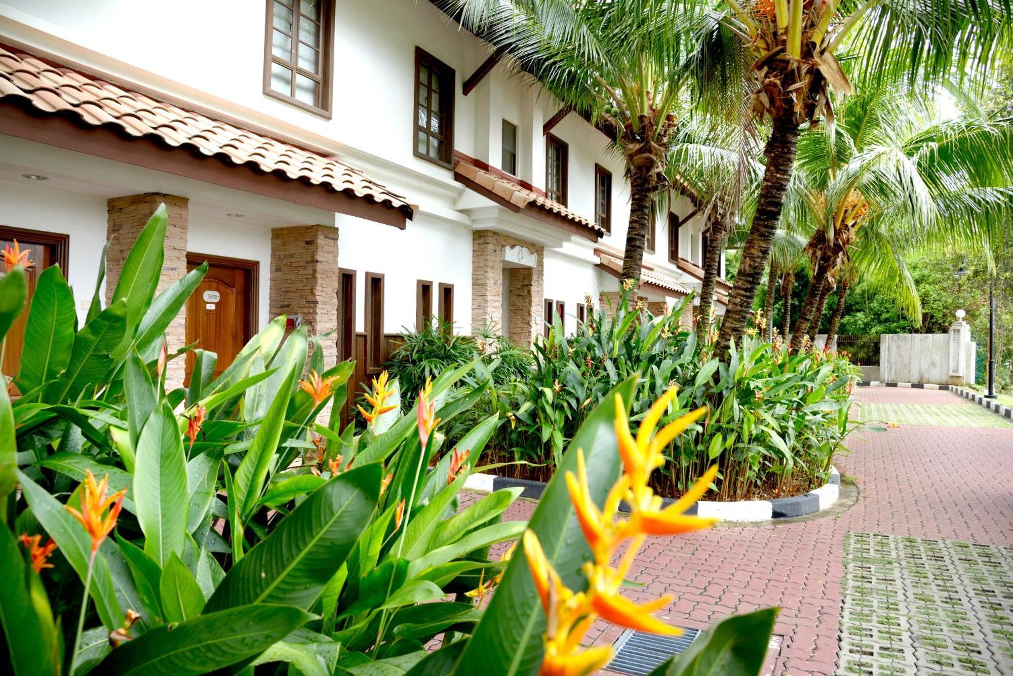 Отель Grand Lexis Порт-Диксон Экстерьер фото The hotel's exterior