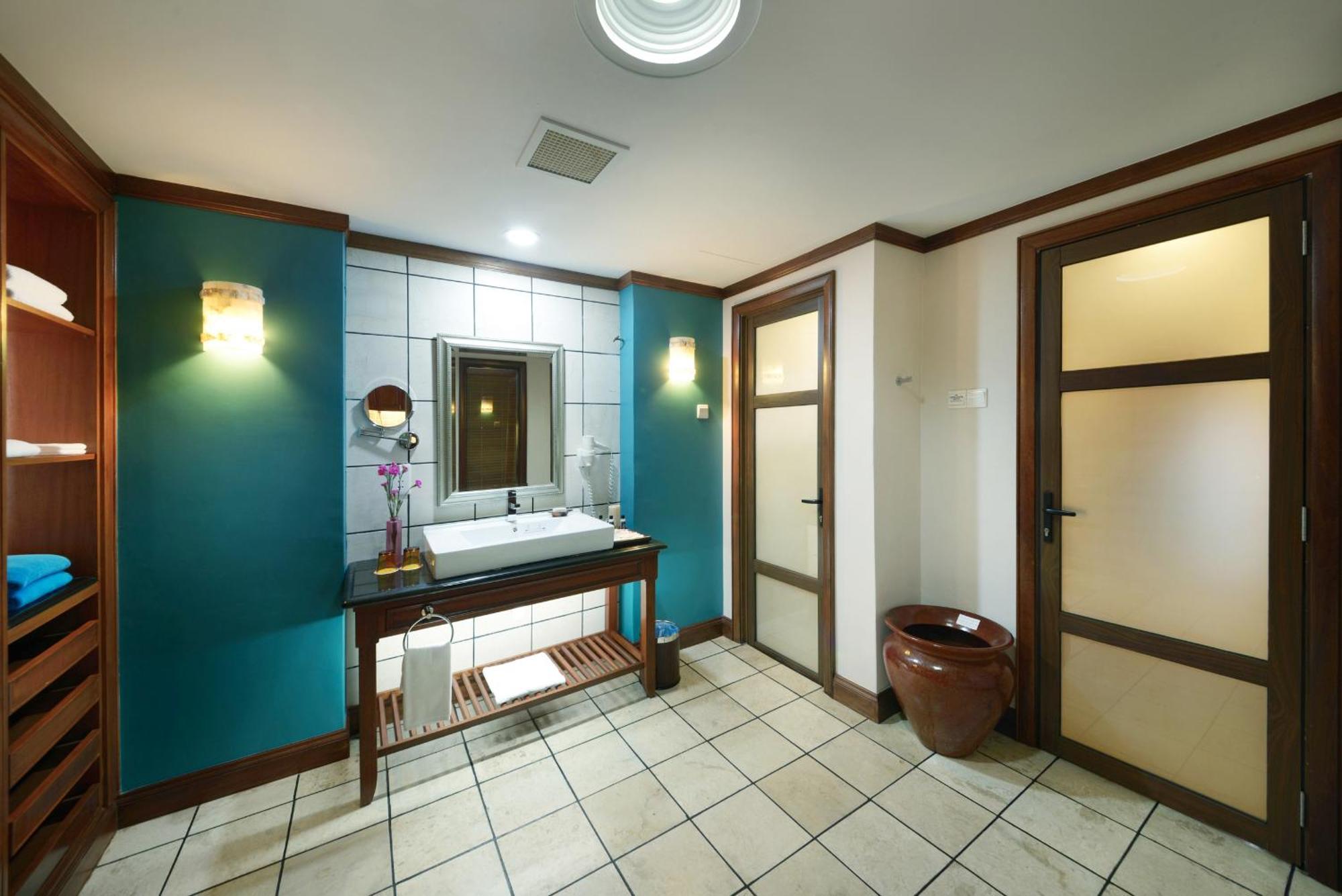 Отель Grand Lexis Порт-Диксон Экстерьер фото Bathroom