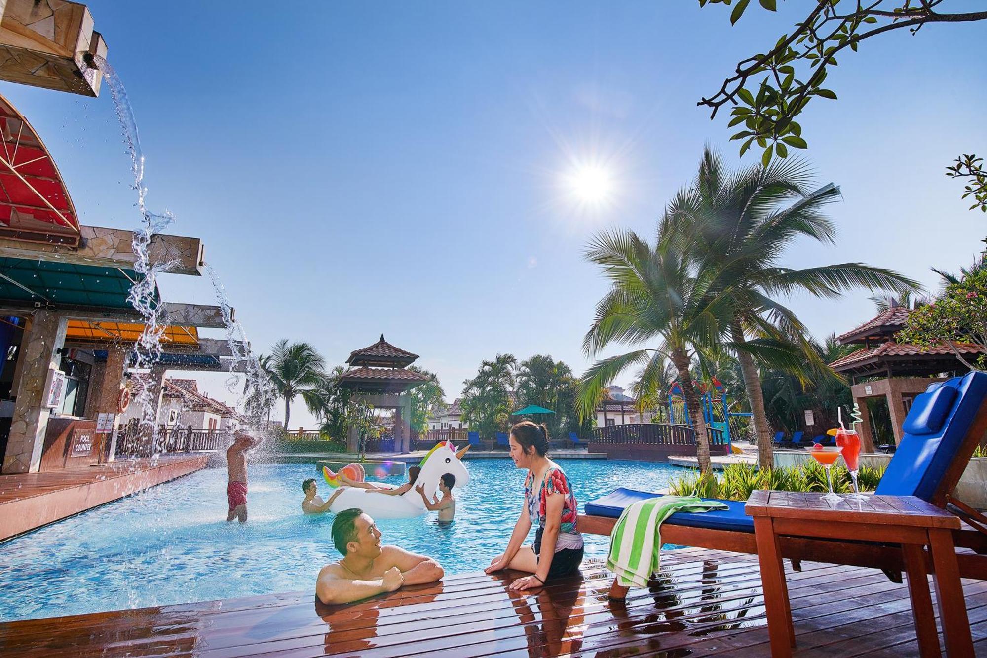 Отель Grand Lexis Порт-Диксон Экстерьер фото The swimming pool at the resort