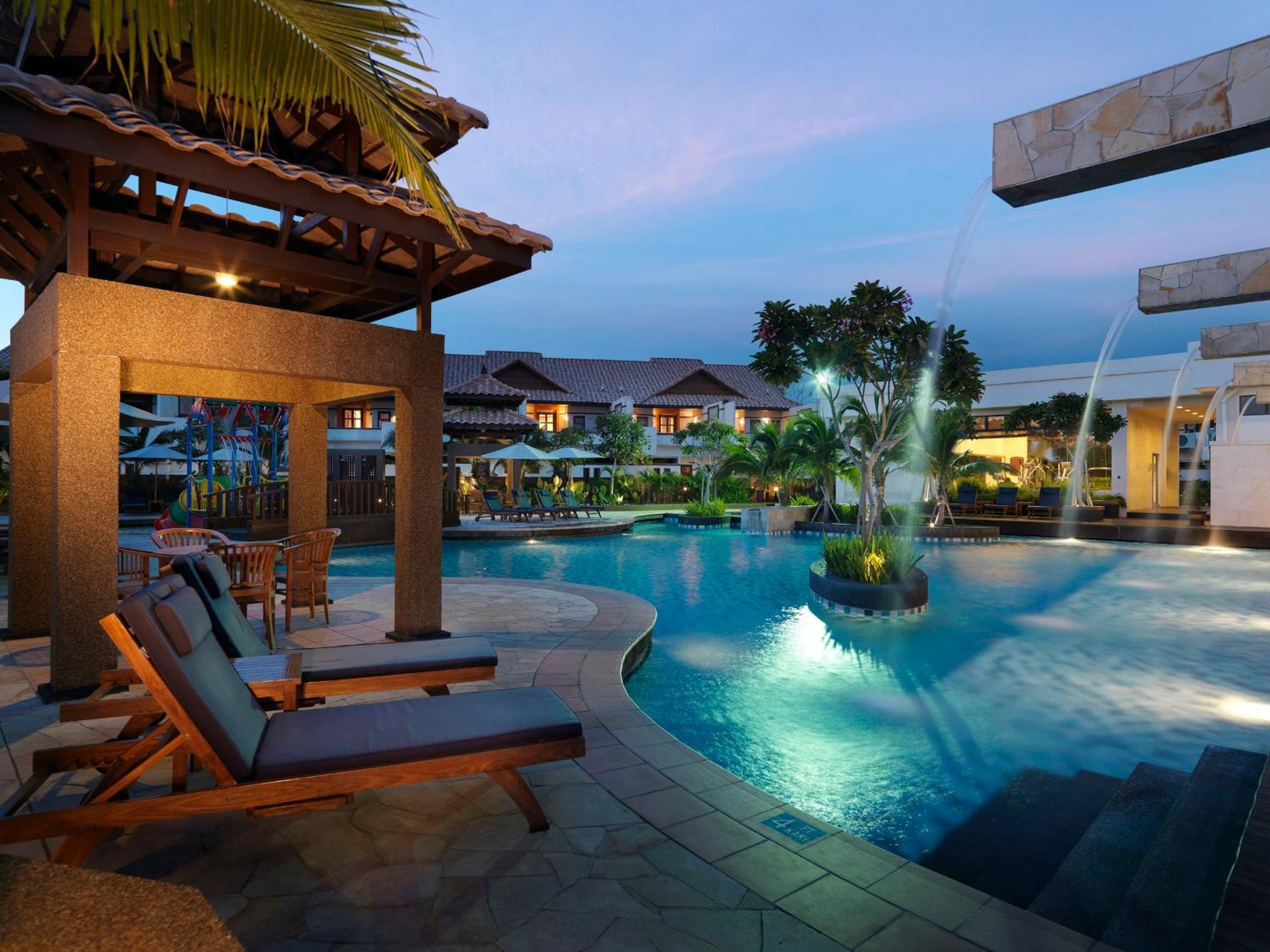 Отель Grand Lexis Порт-Диксон Экстерьер фото The swimming pool at the resort