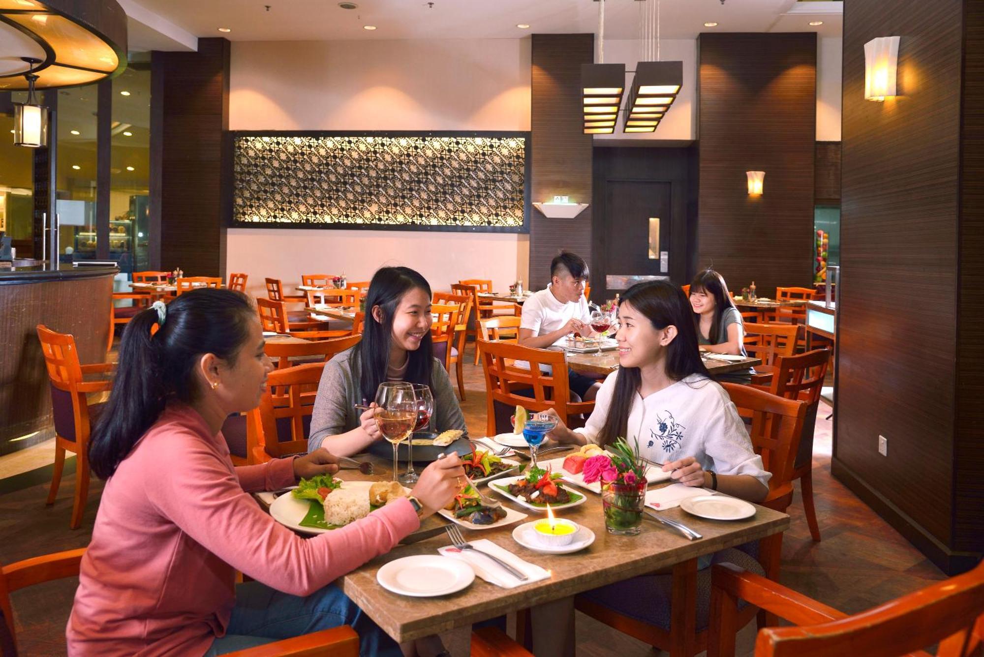Отель Grand Lexis Порт-Диксон Экстерьер фото A restaurant in Vietnam