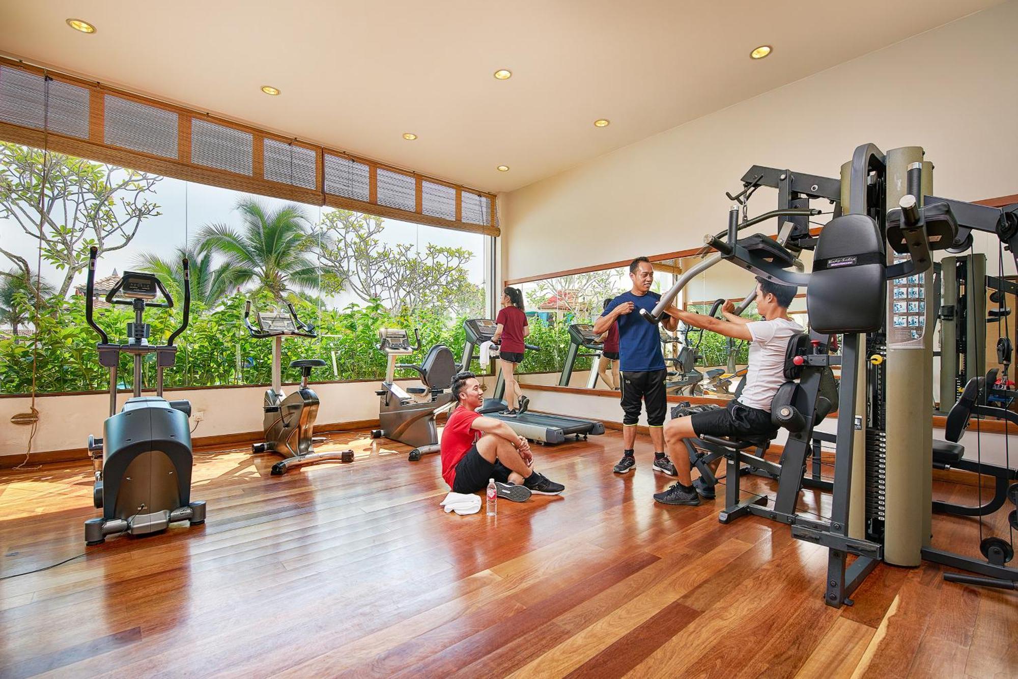 Отель Grand Lexis Порт-Диксон Экстерьер фото The gym at the InterContinental Hotel, Bali Resort