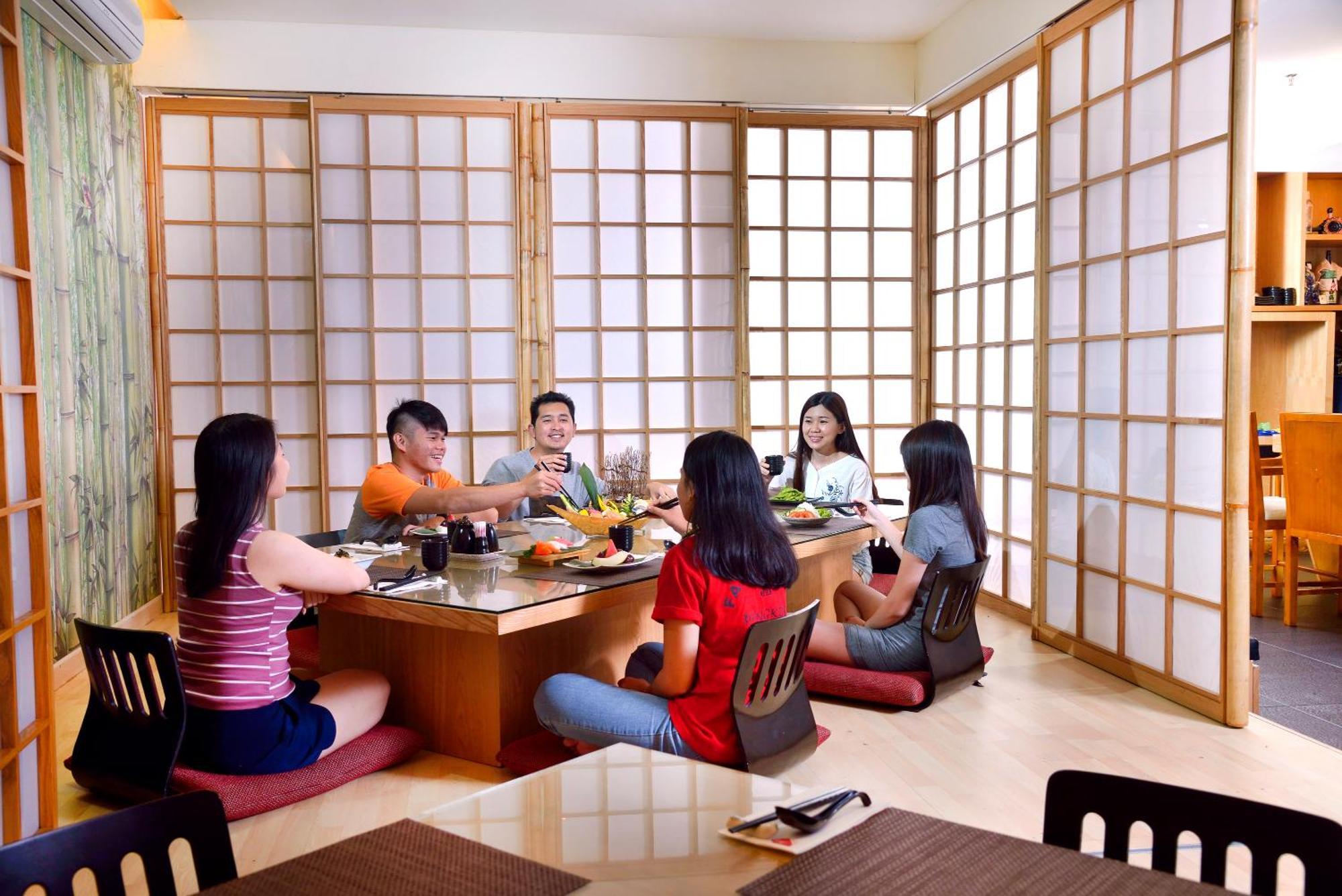 Отель Grand Lexis Порт-Диксон Экстерьер фото A Japanese restaurant in Manila, Philippines