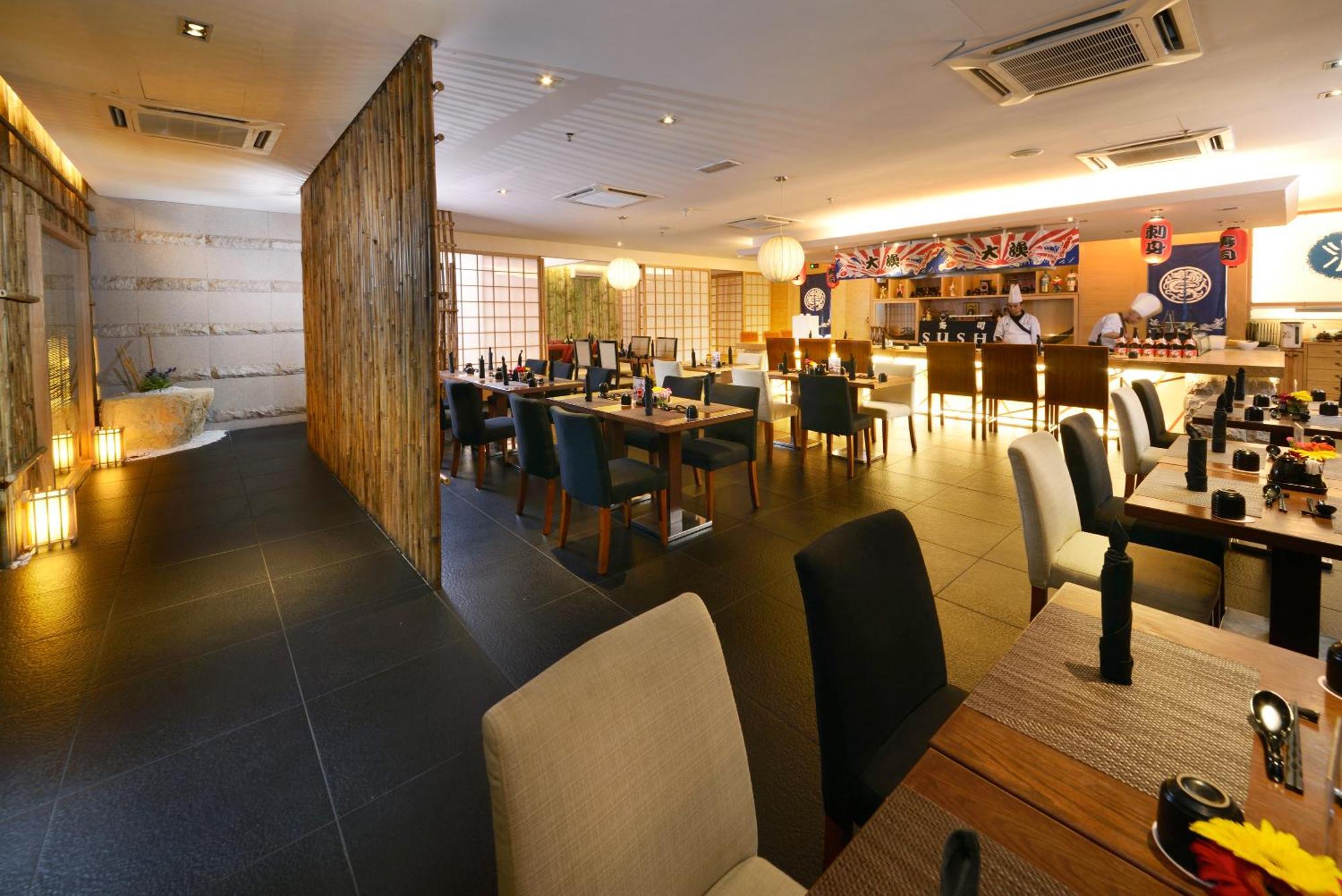 Отель Grand Lexis Порт-Диксон Экстерьер фото Interior of a restaurant in Singapore