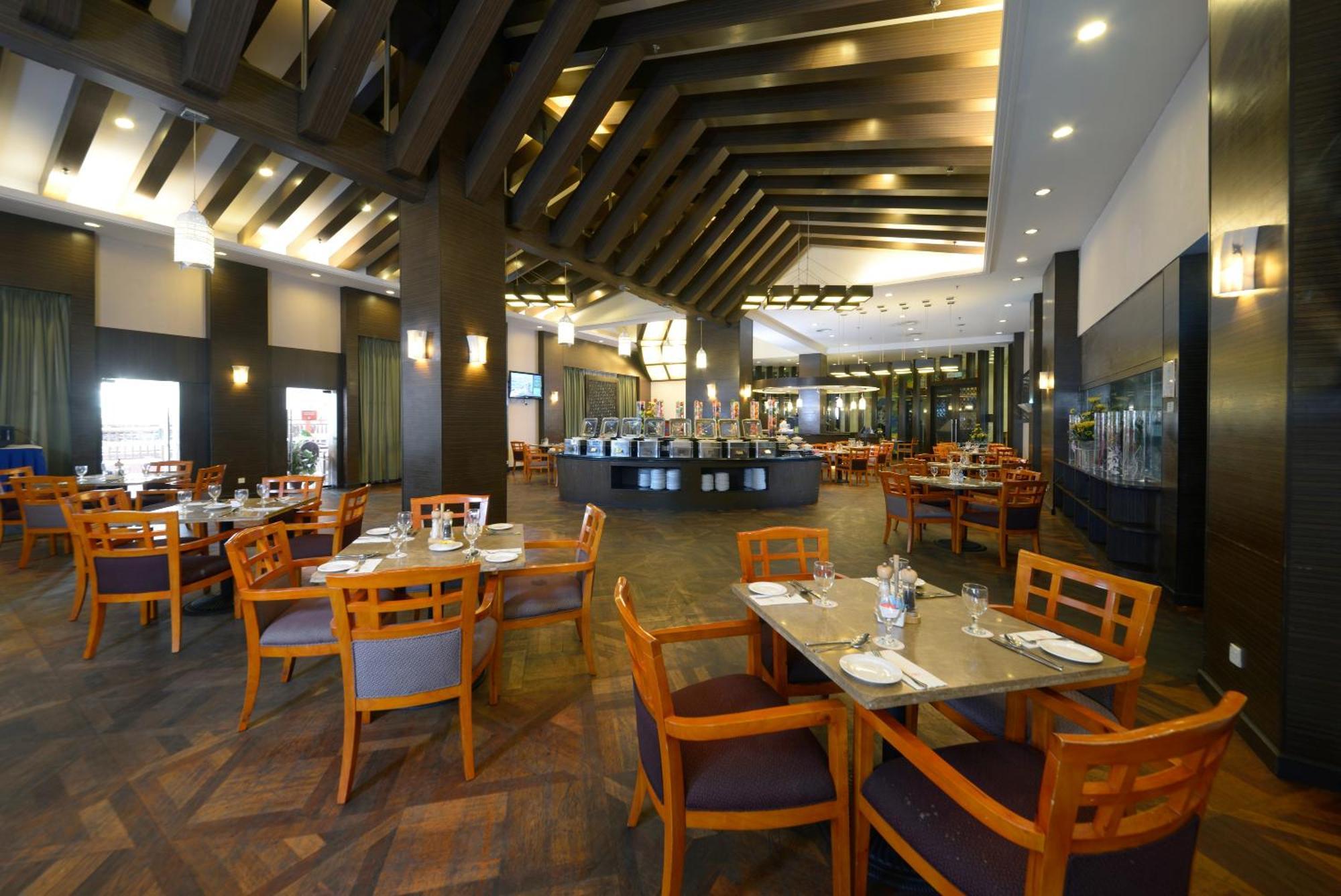 Отель Grand Lexis Порт-Диксон Экстерьер фото The restaurant