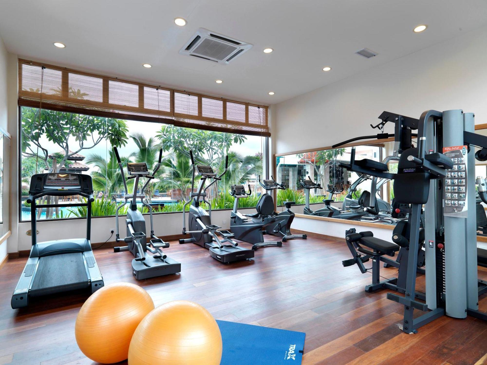 Отель Grand Lexis Порт-Диксон Экстерьер фото A gym in a hotel