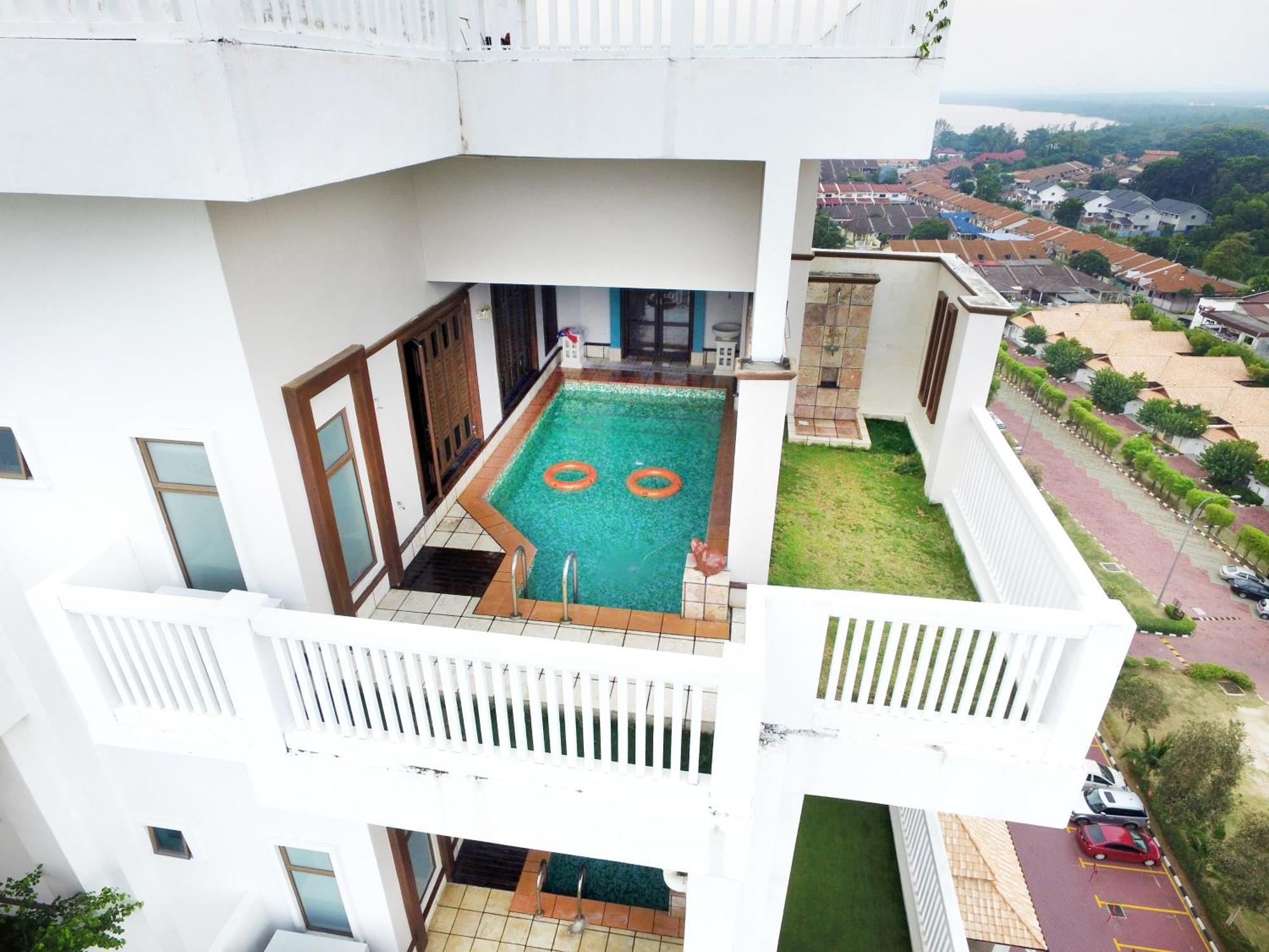 Отель Grand Lexis Порт-Диксон Экстерьер фото A private pool at a condominium in Malaysia
