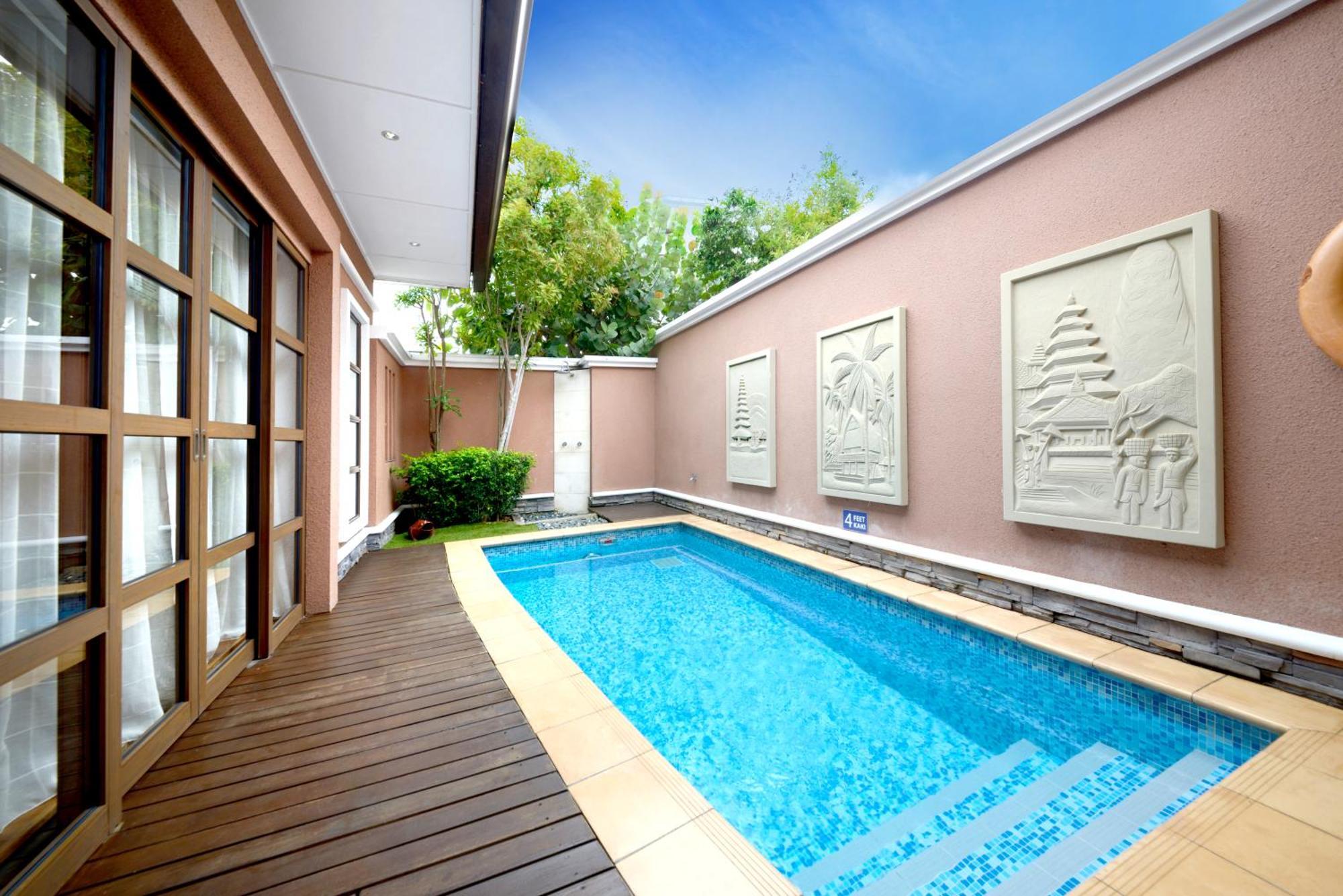 Отель Grand Lexis Порт-Диксон Экстерьер фото A private pool at a hotel