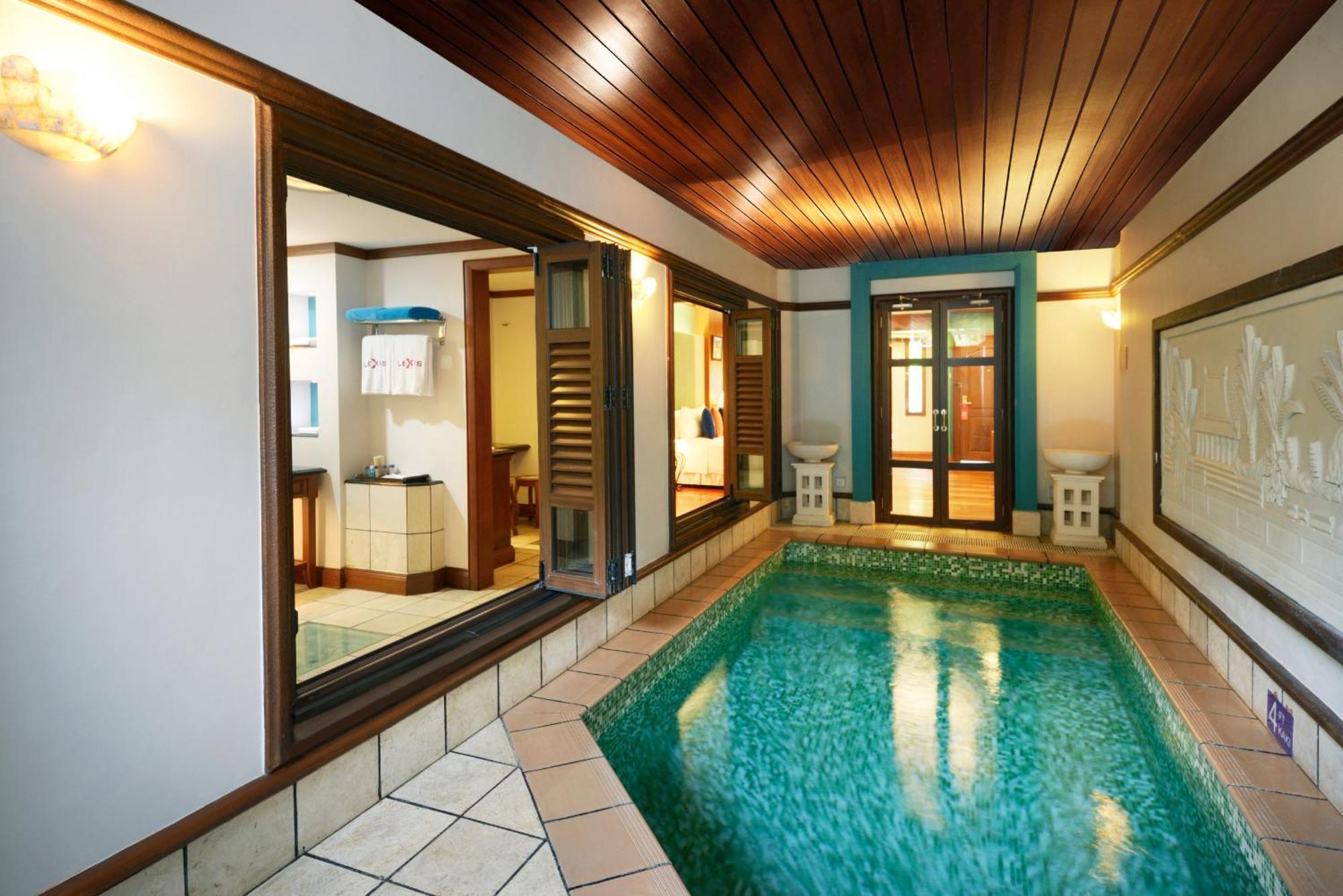 Отель Grand Lexis Порт-Диксон Экстерьер фото A private pool at a hotel