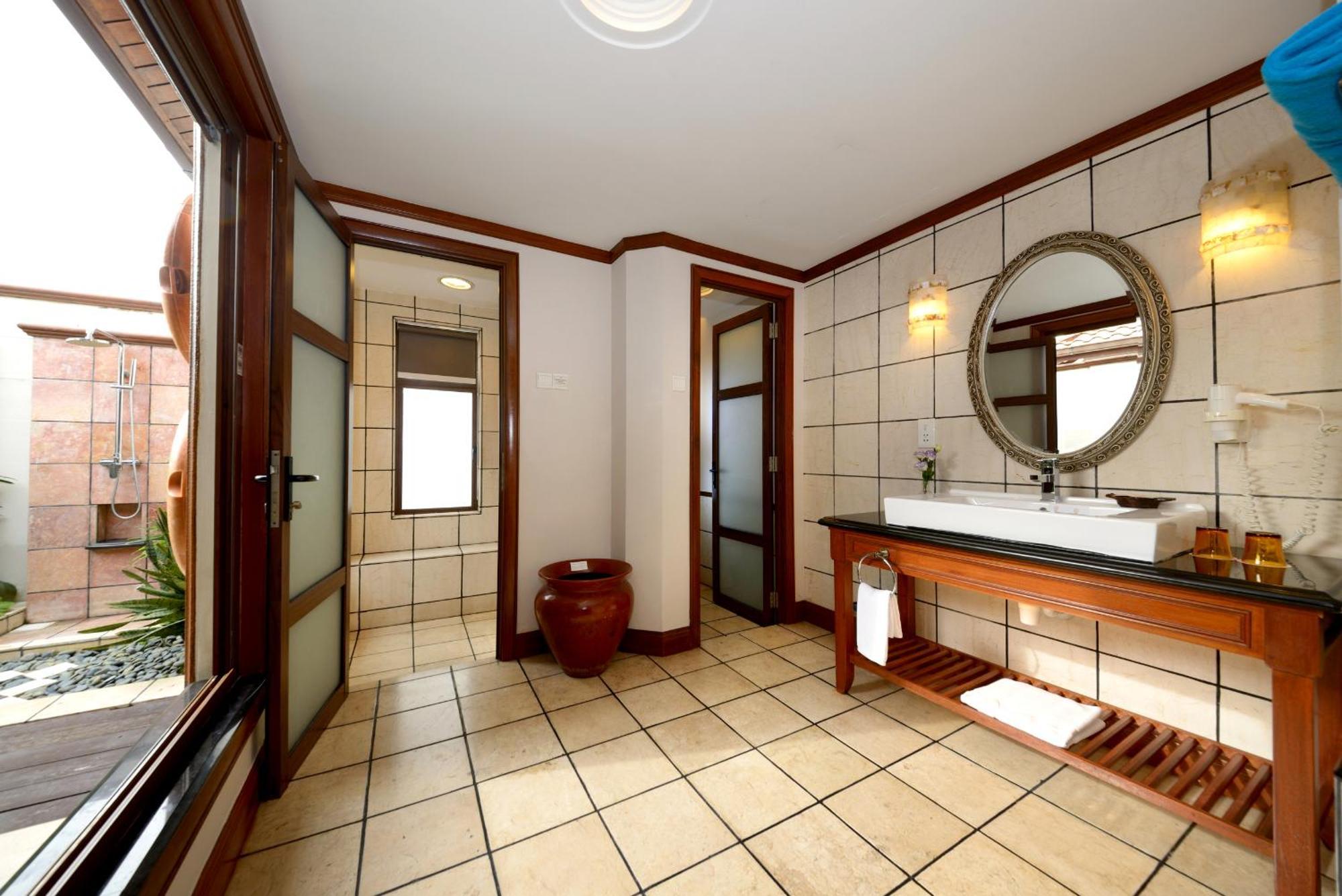 Отель Grand Lexis Порт-Диксон Экстерьер фото Bathroom