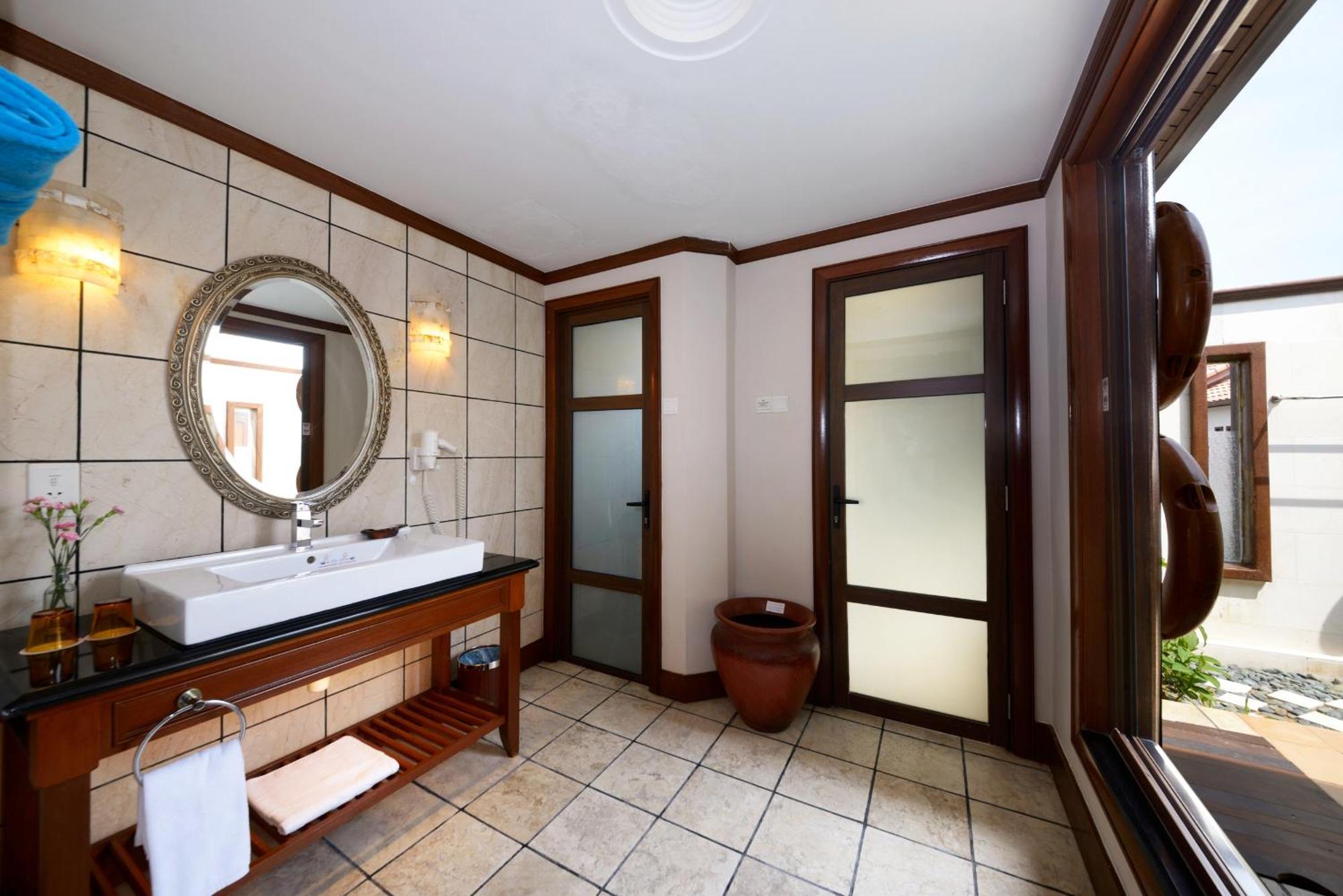 Отель Grand Lexis Порт-Диксон Экстерьер фото Bathroom
